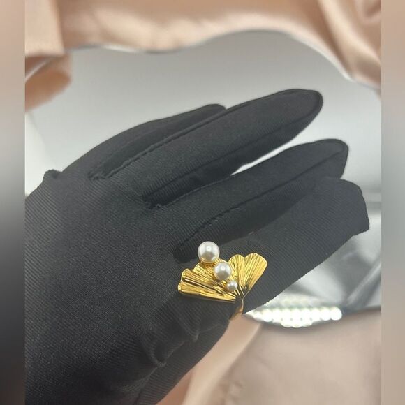 Golden Fan Pearl Ring – Modern Elegance - Picture 7 of 8